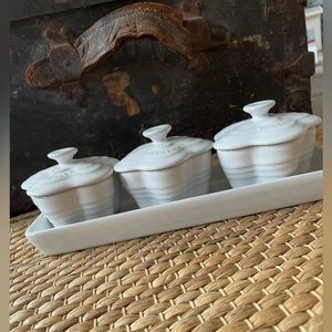 LE CREUSET STONEWARE CHIFFON WHITE PETITE RAMEKIN FLEUR COLLECTION SET 3 w/ tray